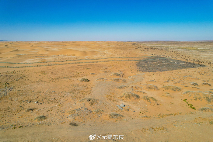 在内蒙古那苍茫的戈壁荒漠间我们一路前行