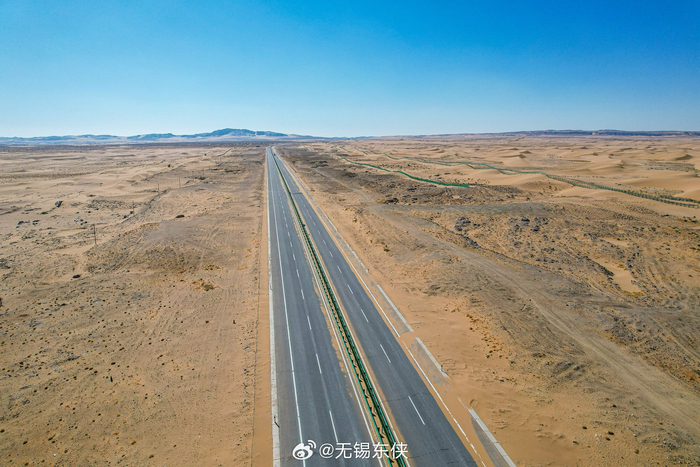 在内蒙古那苍茫的戈壁荒漠间我们一路前行