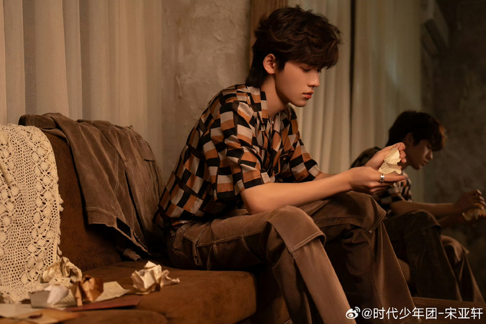 宋亚轩新歌失恋循环花絮照复古小卷毛好帅