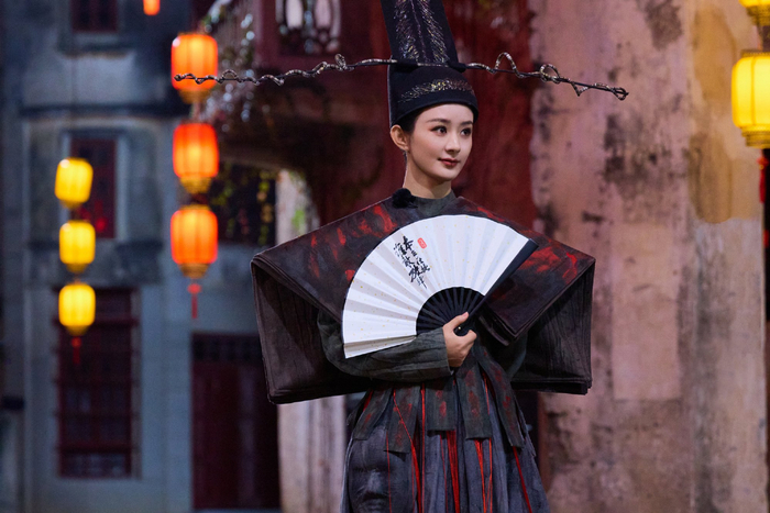 赵丽颖黑衣新娘妆造型～ 黑衣红轿,折扇轻挥好美啊,期待明天中午的团