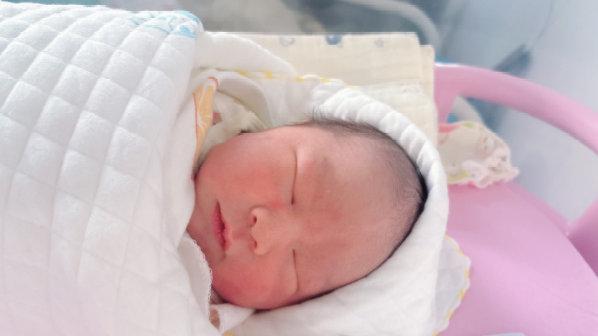 宝宝跟奶奶长大，也有3个优势，妈妈还真比不了