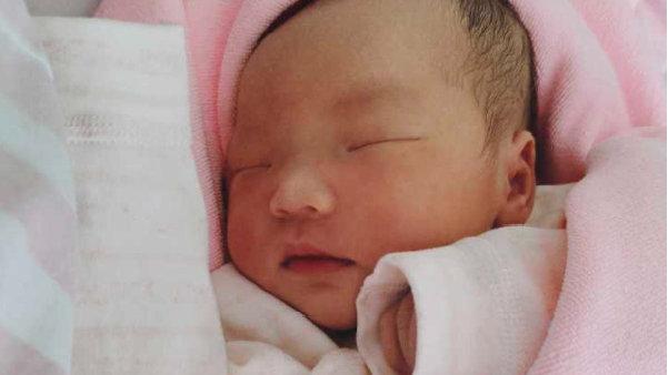 为何婴儿出生，就要穿袜子？传统观念，坑了多少人