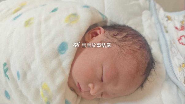 宝宝像鱼一样“打挺”，也暗示3个关键信号，不懂要吃亏
