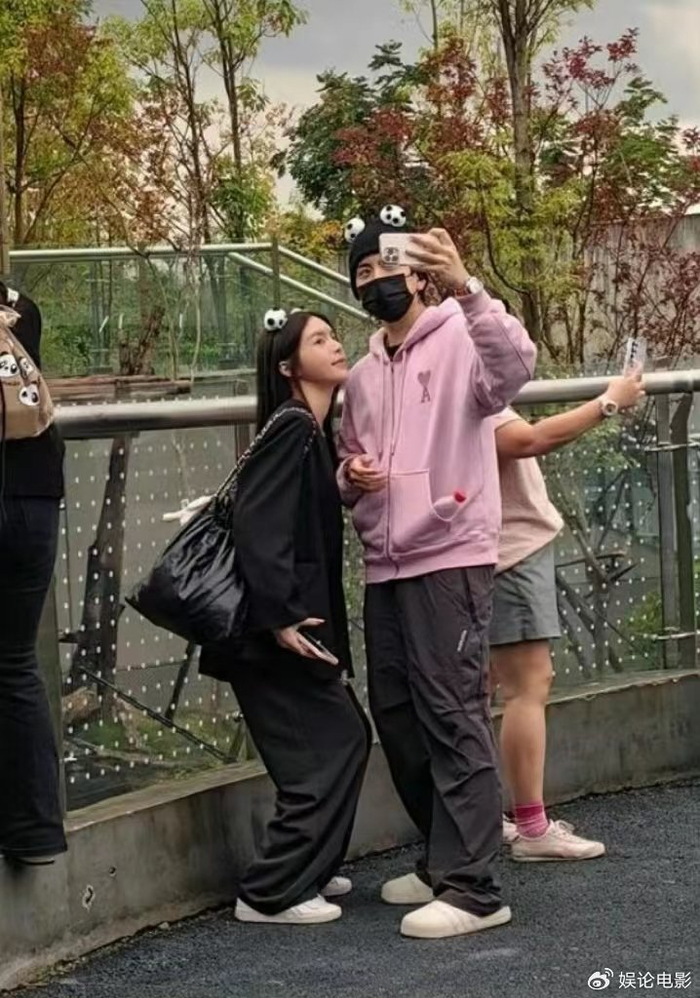 王大陆和女友看大熊猫,亲密合影,感情稳定
