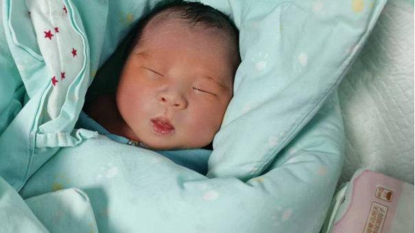 除了爸妈，宝宝还能像谁？对比后，令人感慨