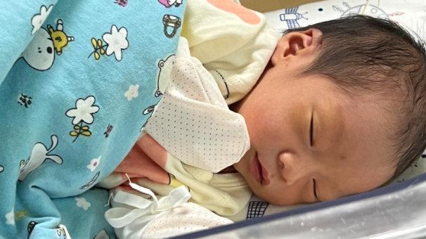 一个爱笑的宝宝，也预示着3大信号，很聪明，妈妈应该窃喜