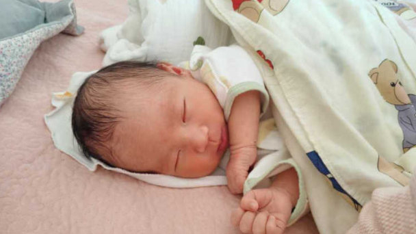 婴儿吃手好不好?老一辈人或许不懂,爸妈要知道