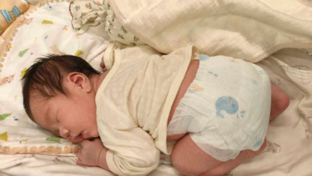 满月的3个表现，暗示着宝宝聪明，占一半以上，偷着乐