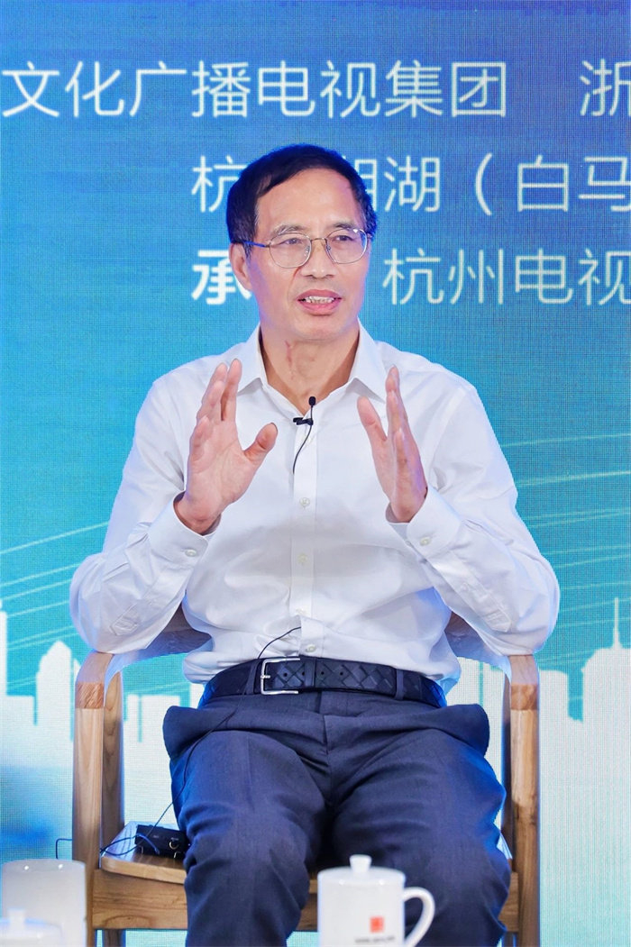中国旅游协会旅游营销分会副会长葛磊,以及央视特约评论员俞柏鸿