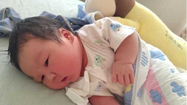 “爱吃手，情商高”，宝宝吃手的表现，没你想的那么简单