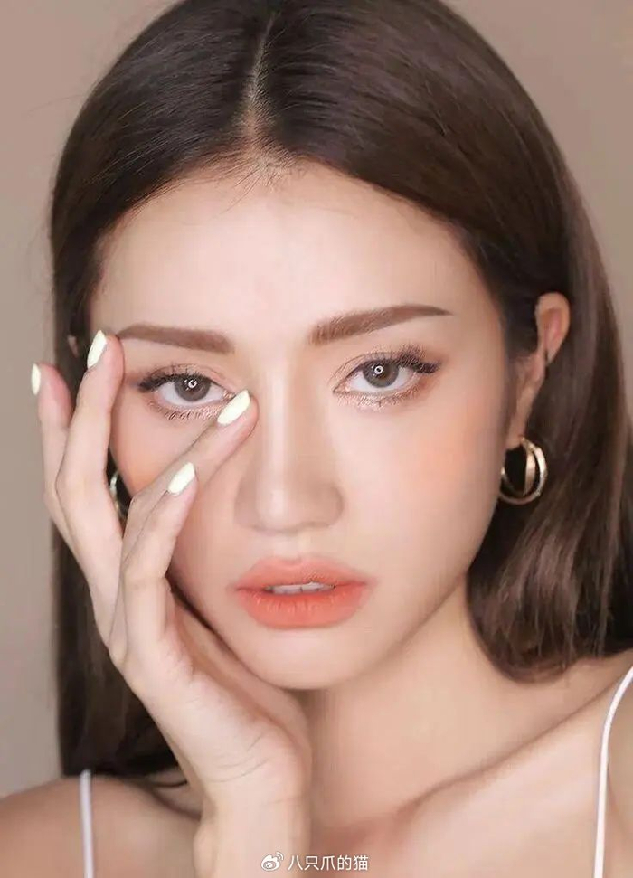 桃粉色的眼影,杏色的腮红,蜜桃色或者是奶茶色的唇釉,仿佛整个人都