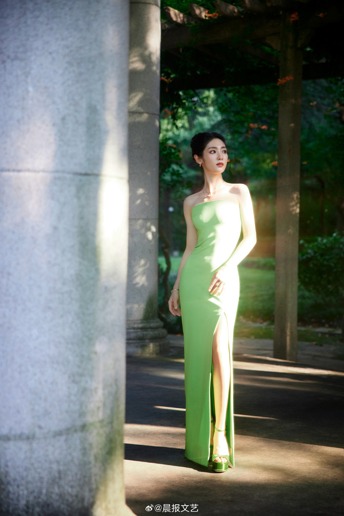 邢菲昨日一身绿色抹胸礼服裙出席活动