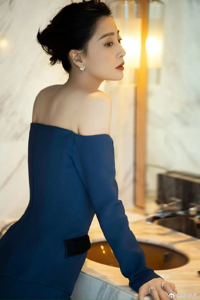 和男子亲密出行小腹微凸,近期还晒腹肌|腹肌|殷桃|小腹_新浪新闻