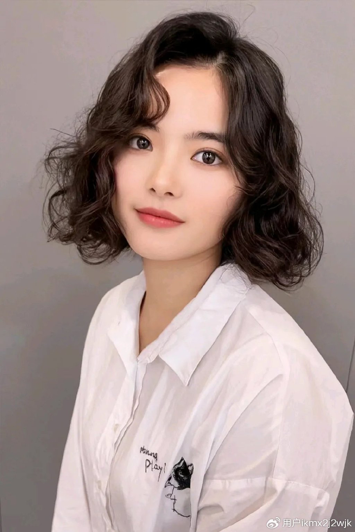 齐脸卷发来了,蓬松瘦脸真时尚,爱美女性别错过|发型|瘦脸|头发_新浪