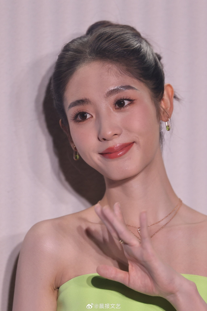 邢菲昨日一身绿色抹胸礼服裙出席活动