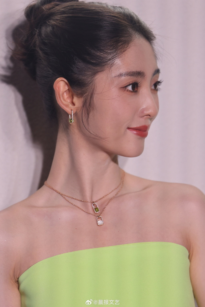 邢菲昨日一身绿色抹胸礼服裙出席活动