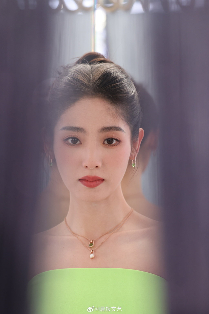 邢菲昨日一身绿色抹胸礼服裙出席活动