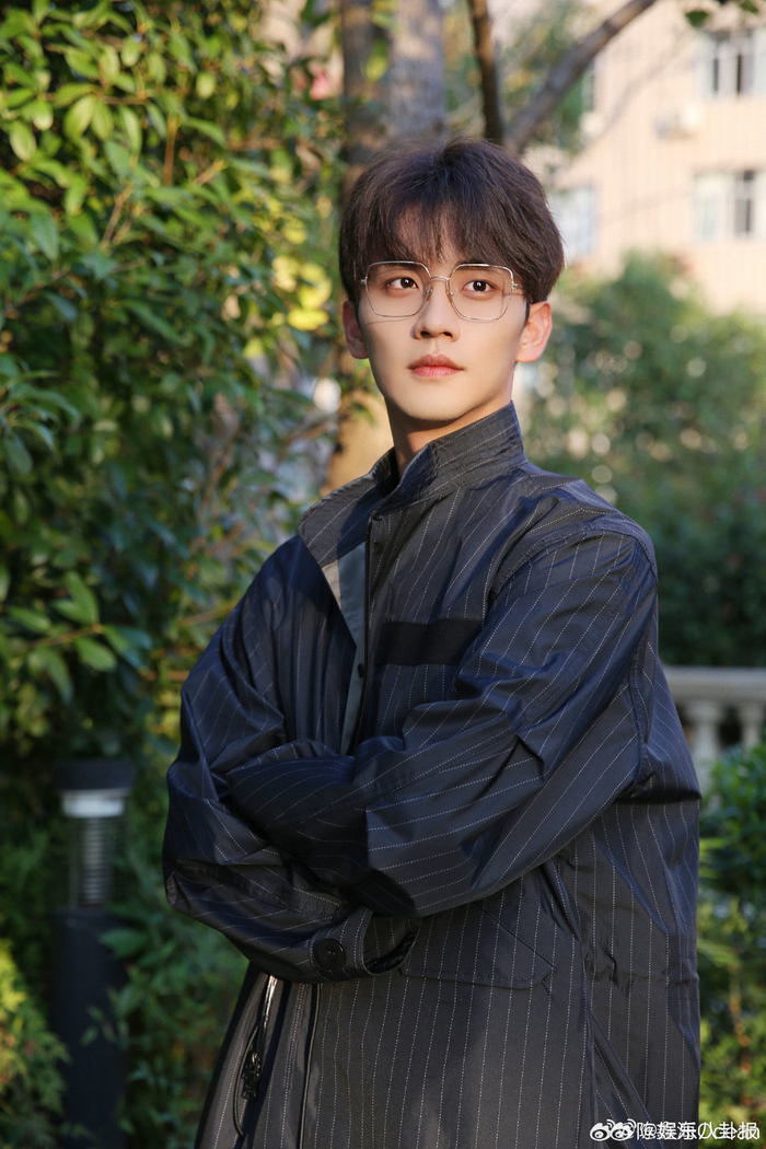 陈鑫海在剧中展现出了霸总角色的深情一面,而男女主