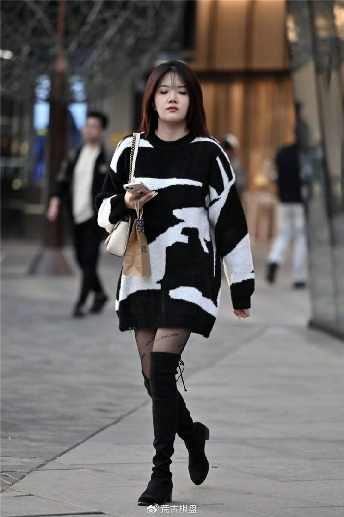 秋冬季节到来了黑色丝袜搭配长靴保暖还非常时尚精致