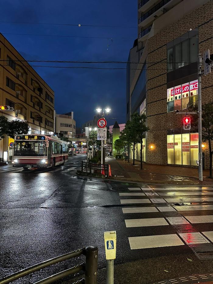 下雨的街道图片