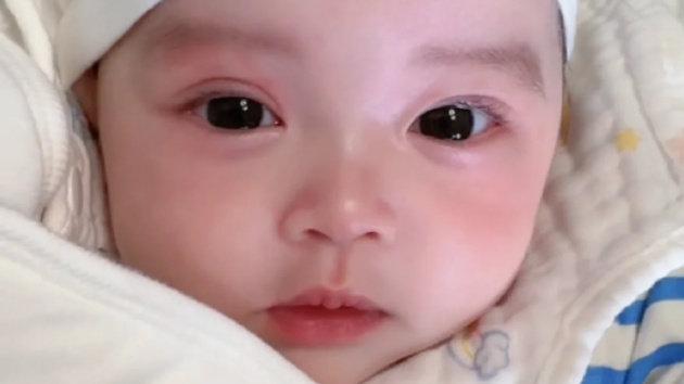 刚出生的婴儿走红，父母颜值普通，医生却直呼：有福气！