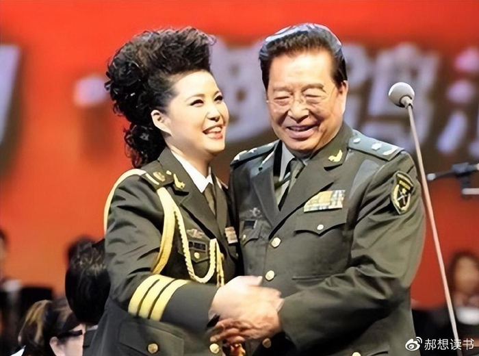李天一出狱后首现身身材高大超过李双江梦鸽喜笑颜开心情大好