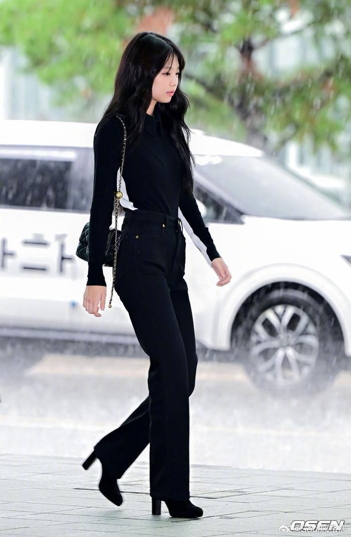 jennie 前往巴黎时装周机场图 一身all black配高跟鞋
