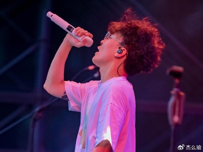 这一次,王啸坤彻底触碰了观众的底线,有些歌手火不起来真不冤|王啸坤