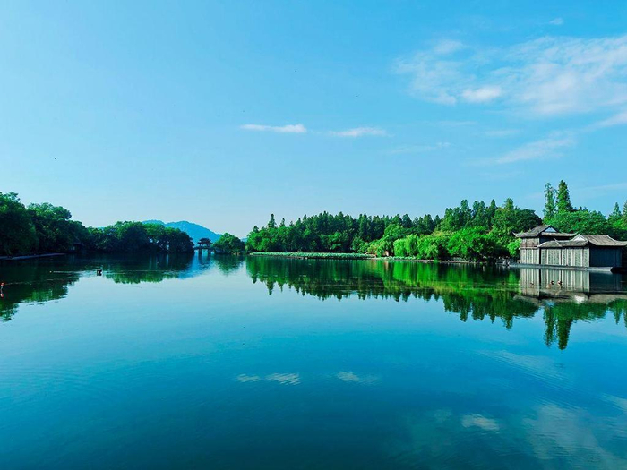 出游随拍,西湖泛舟从湖心看苏堤的美景