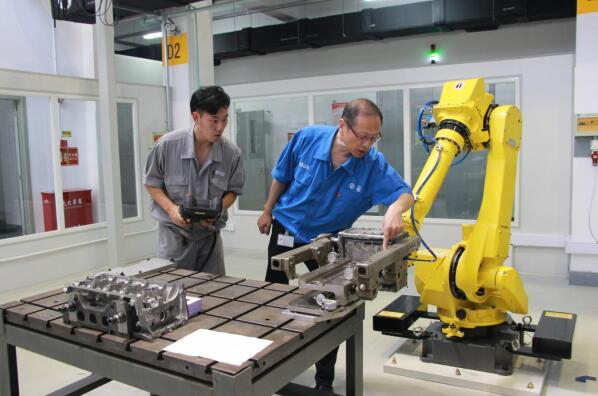 中国制造升级面临最后一公里问题技能工人断档怎么办