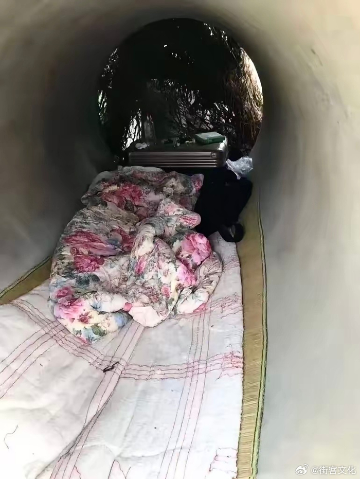 现在真的还有人这样睡桥洞啊?