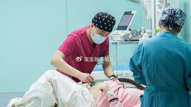 “见红”和“破水”，虽有顺序之差，也暗示着不一样的信号