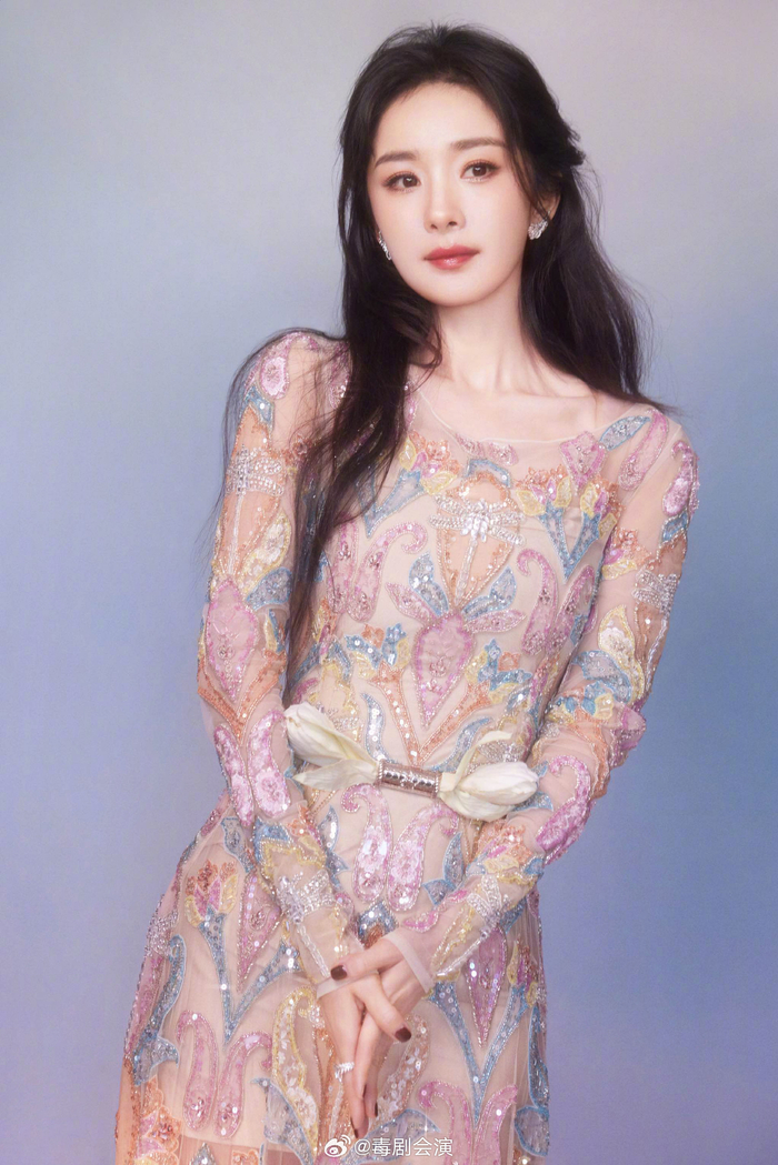 杨幂彩钻透视裙好令人震撼的美貌