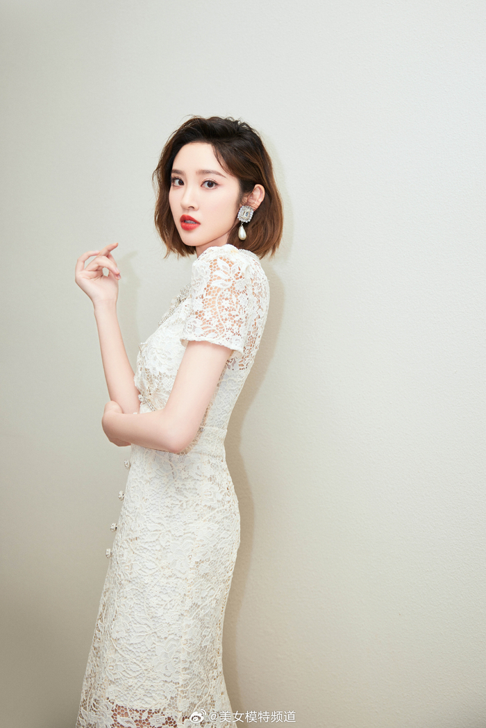 唐艺昕白色蕾丝长裙