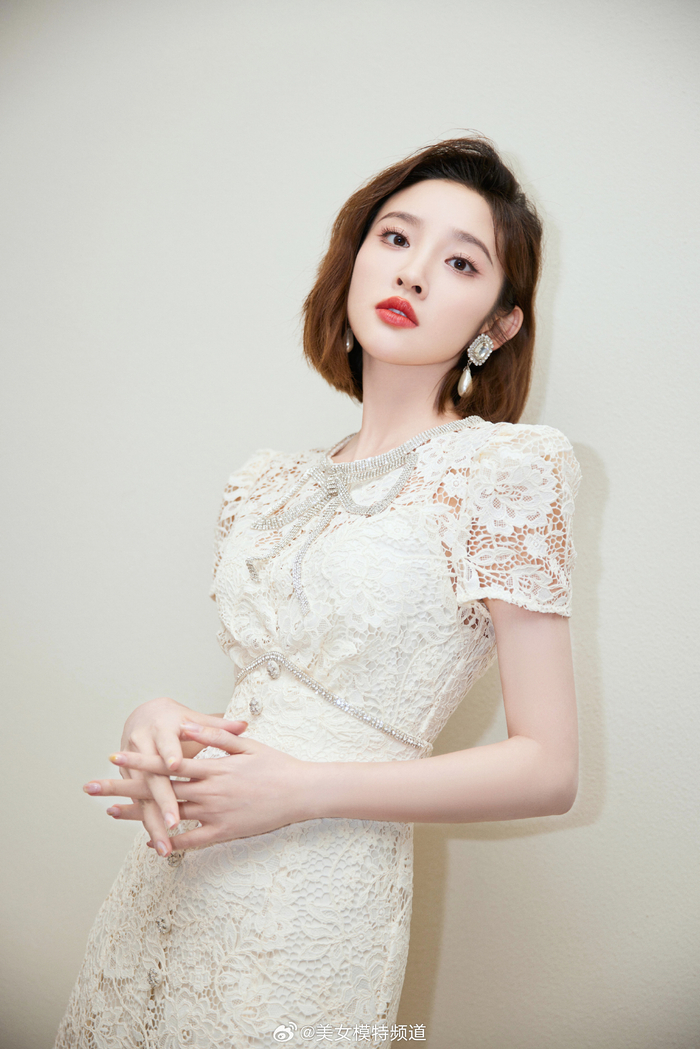 唐艺昕白色蕾丝长裙