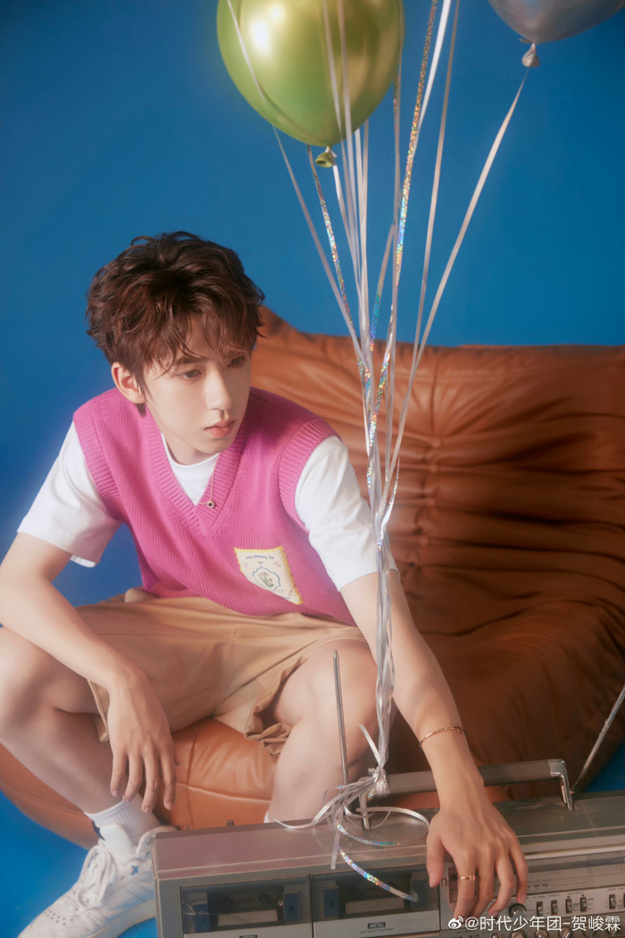 贺峻霖多巴胺造型生日写真粉色针织背心青春活力