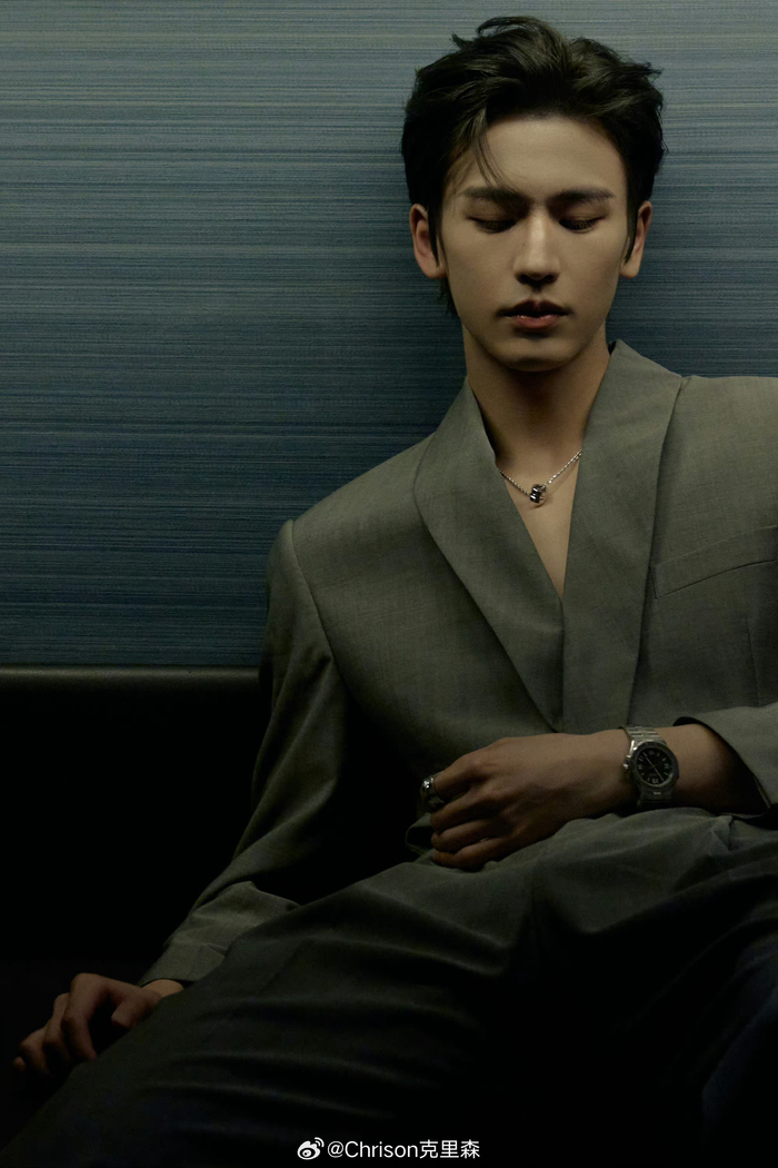 张凌赫xchopard┊优越的外形条件配上一袭深灰色西装