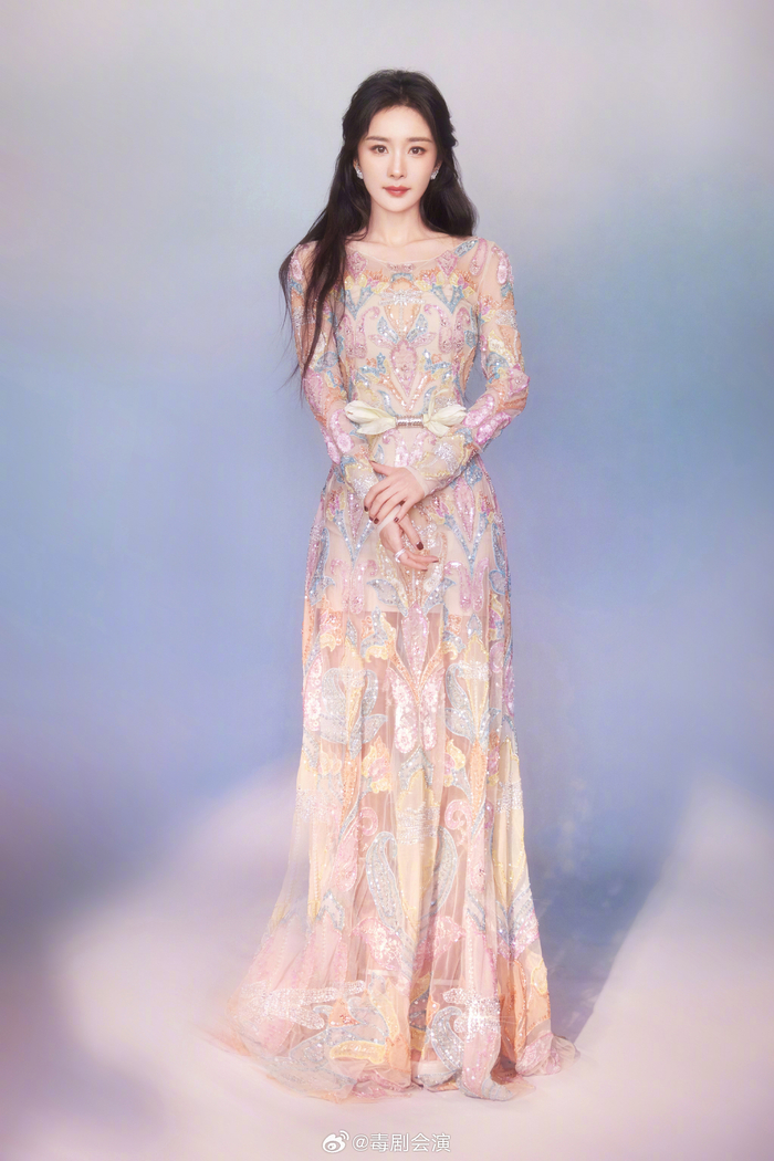 杨幂彩钻透视裙好令人震撼的美貌