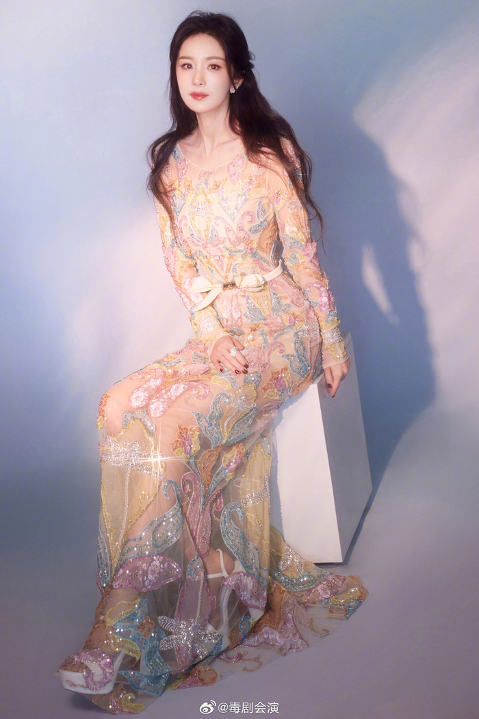 杨幂彩钻透视裙好令人震撼的美貌