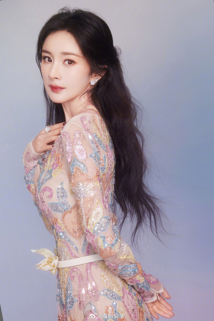 杨幂彩钻透视裙好令人震撼的美貌