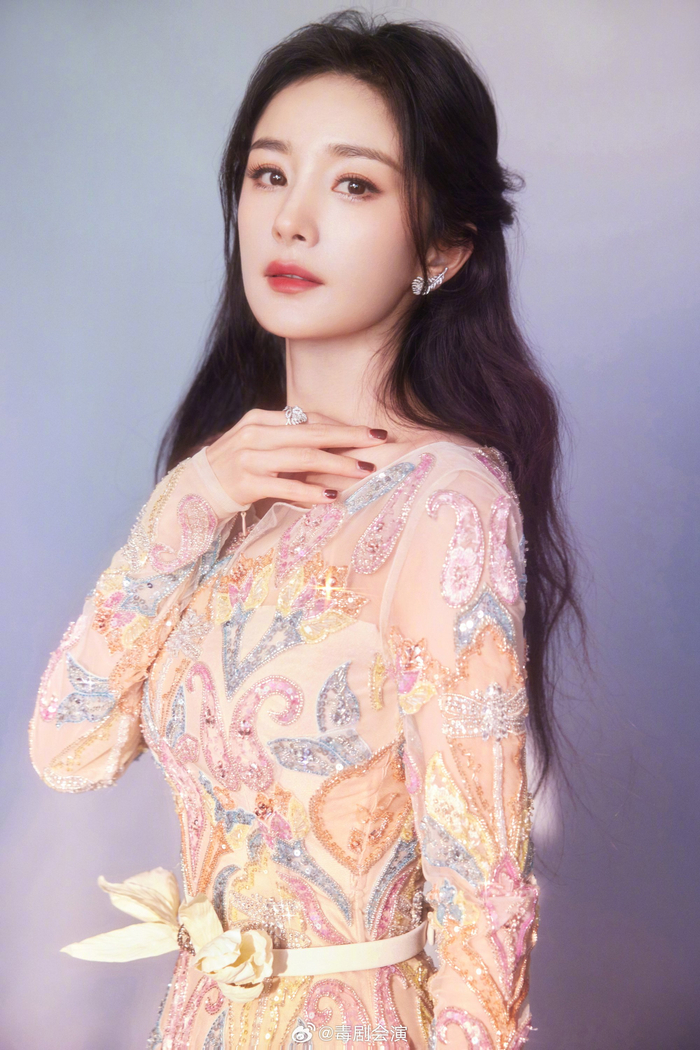 杨幂彩钻透视裙好令人震撼的美貌