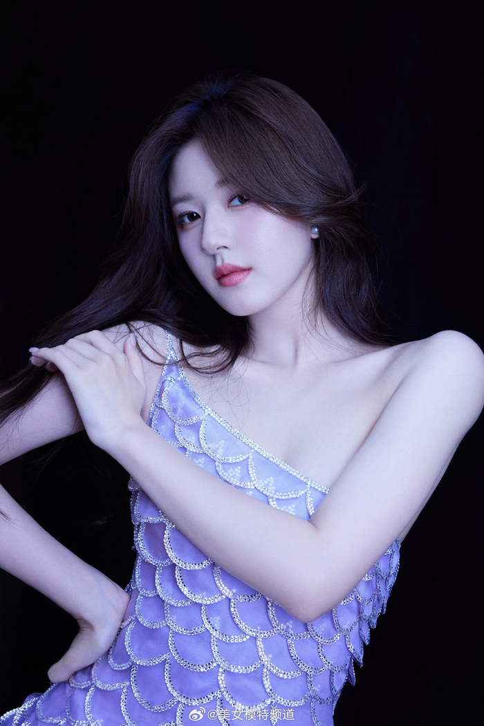 赵露思紫色美人鱼礼服大片
