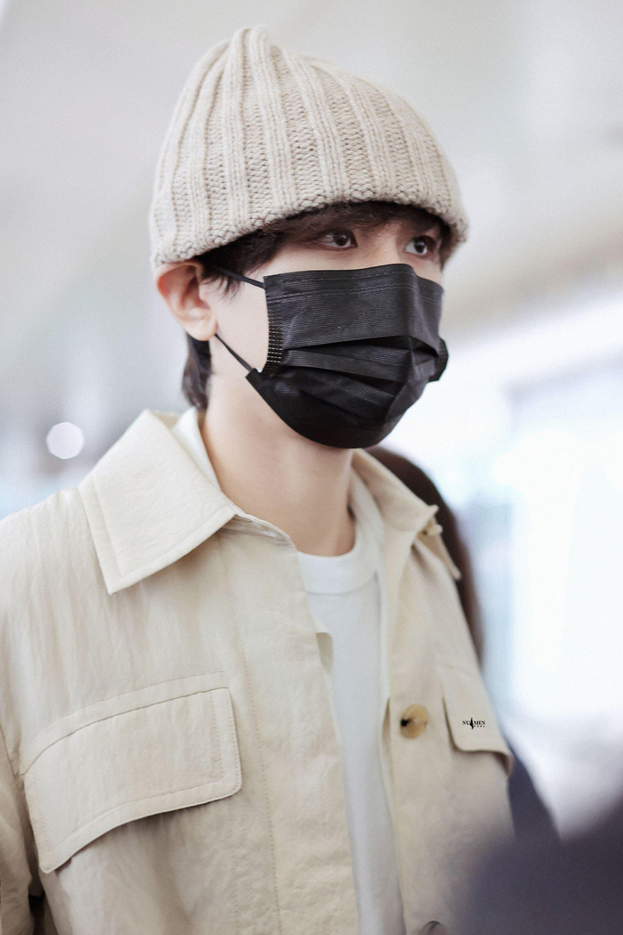 成毅机场出发饭拍米色系穿搭帽子把耳朵压下来好可爱啊