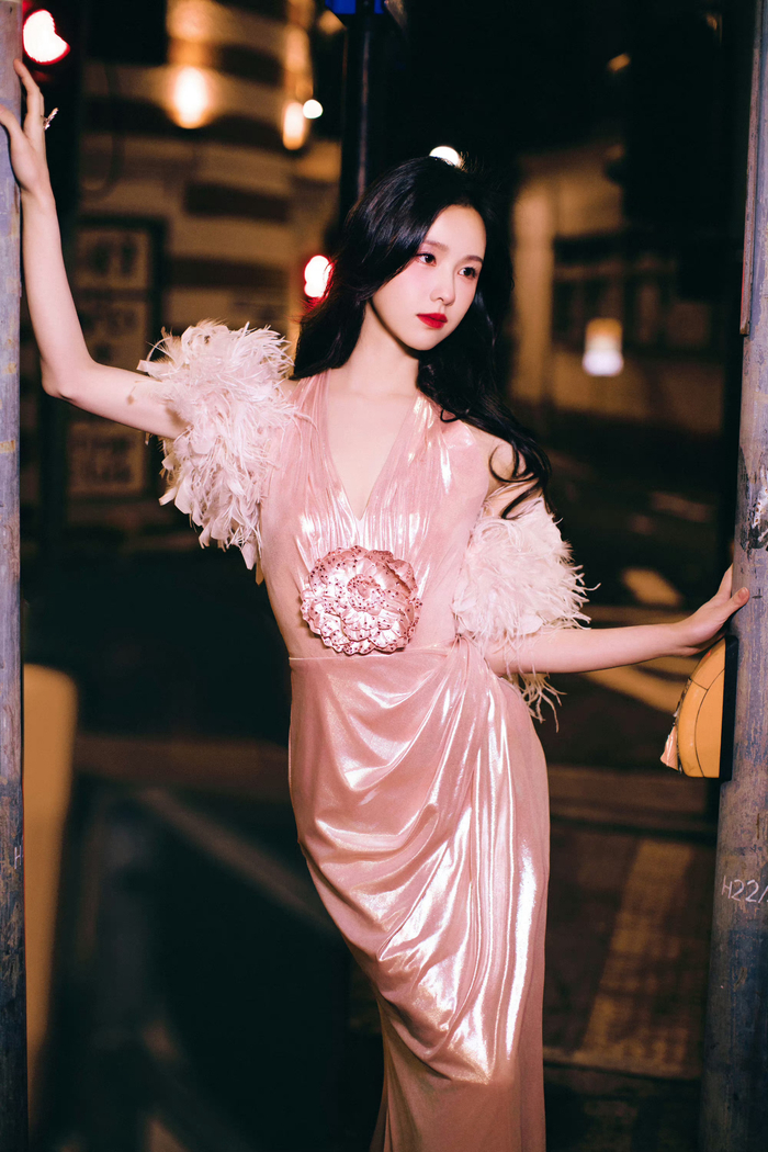 陈都灵活动发布会造型最新出图化身风情万种的港风粉玫瑰