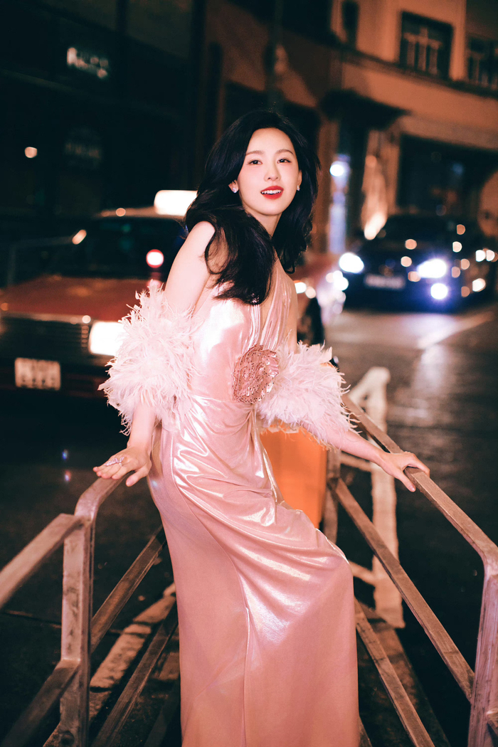陈都灵活动发布会造型最新出图化身风情万种的港风粉玫瑰