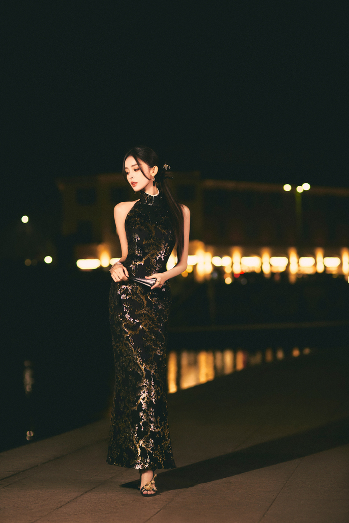 娜扎身着古韵旗袍搭配侧马尾发簪盘发纤手执折扇复古美人