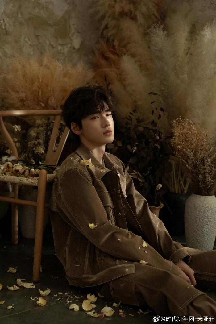 宋亚轩新歌失恋循环花絮照复古小卷毛好帅