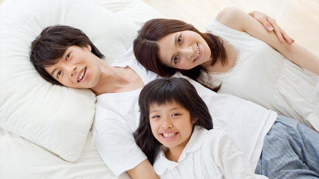 单亲爸爸遭遇女友和女儿的攻守同盟