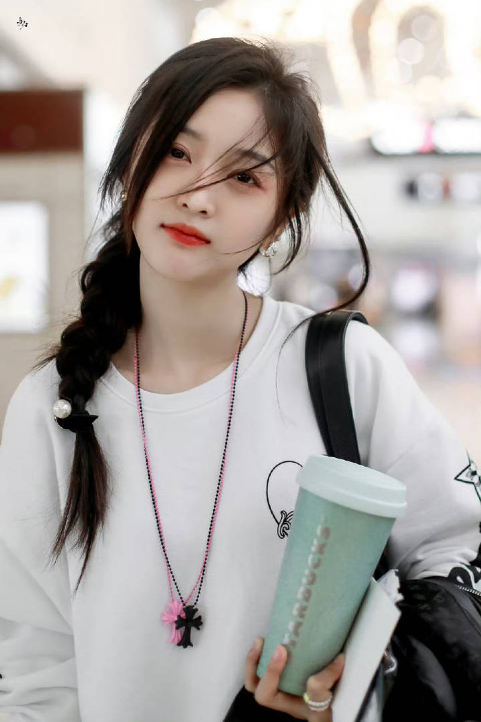 吴宣仪今日份机场饭拍图好可爱的女大学生赶早八