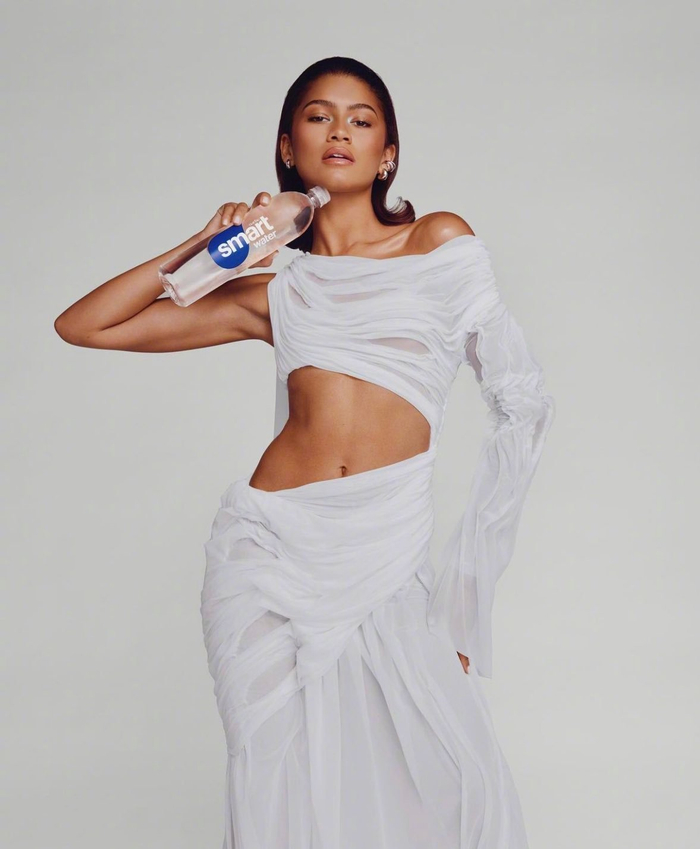 赞达亚为代言品牌拍摄新写真__财经头条